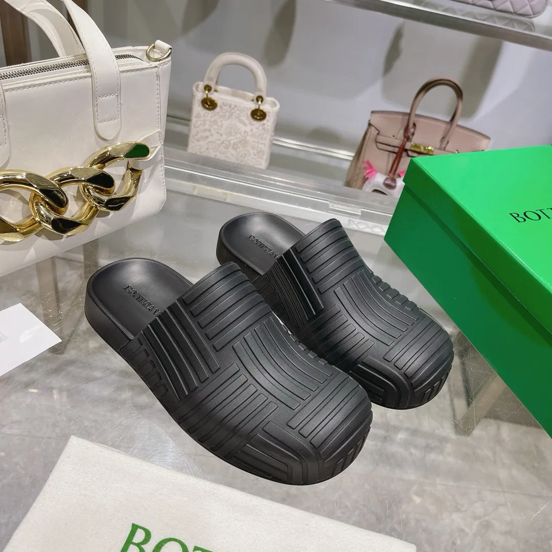 Factory price: 300💰🍀𝐁𝐨𝐭𝐭𝐞𝐠𝐚 𝐕𝐞𝐧𝐞𝐭𝐚 Bottega Veneta BV new men's woven surface ultra-light rubber garden shoes It looks good and is easy to wear. It is perfect with straight wide-leg pants, okay? It can also be worn in the summer, and it has characteristics for daily use, which is very BV~ The thickened toe box is slightly tilted like a derby, which is easy to match. The inner forefoot has texture that matches the sole of the foot. It is not made of rain boots with fleshy materials, which is more comfortable. M𝐁𝐨𝐭𝐭𝐞𝐠𝐚 𝐕𝐞𝐧𝐞𝐭𝐚 Bottega Veneta's new men's woven top ultra-light rubber garden shoes are good-looking and easy to wear. They are perfect with straight wide-leg pants, okay? 🐸It can also be worn in summer, and it has characteristics for daily life, which is very BV~ The thickened toe cap is slightly tilted like a derby, which is a good match. The inner forefoot has a pattern that matches the sole of the foot. It is not made of rain boots made of fleshy material, which is more comfortable. SIZE: 35-46 (45 and 46 are custom-made and cannot be returned or exchanged)